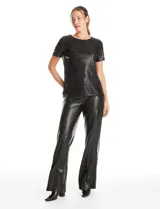 Blusa de manga corta con acabado de lentejuelas en color verde esmeralda, escote a la base y forro interno a tono.