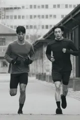 Remera deportiva de manga larga con tejido funcional DryMove, de tacto suave y efecto lavado. Presenta cuello redondo y costuras reforzadas, diseñada para absorber el sudor y mantener la frescura durante el entrenamiento.
