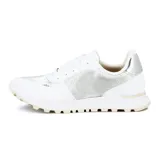 Championes deportivos casuales para mujer, color blanco, con cordones. Presentan paneles laterales y en la puntera con textura plateada brillante y efecto cuadriculado. La suela es gruesa y de color crema claro.