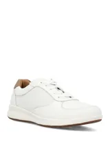 Championes casuales Hush Puppies modelo Spinal Mesh, color blanco con detalles en marrón claro en la parte trasera. Confeccionados en cuero con inserciones de tejido de malla transpirable, cordones tono sobre tono y suela de EVA con base de goma.