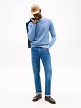 Sweater celeste de punto texturizado con cuello redondo y logo de Tommy Hilfiger bordado en el pecho.