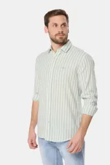 Camisa de lino de manga larga con diseño de rayas verticales en tonos verde y blanco, cuello camisero, cierre frontal de botones y bordado sutil en el pecho.