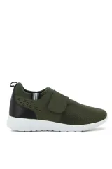 Championes deportivos Topper Sur de color negro con suela blanca, capellada de malla transpirable y tira de ajuste con velcro en el empeine con la marca grabada.