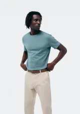 Camiseta básica de manga corta y cuello redondo, color rojo oscuro.