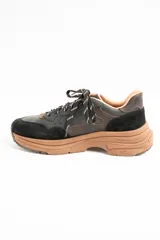 Championes urbanos Lemon de cuero negro y marrón con plataforma y cordones bicolores.