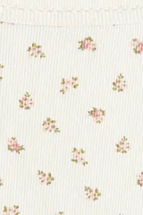 Remera corta de punto acanalado color crema, con estampado floral diminuto en tonos rosados y marrones. Presenta escote cuadrado con ribete de picot y mangas cortas ajustadas.