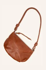 Cartera bandolera de cuero marrón con forma relajada, diseño de costuras curvas y detalles de nudos hechos a mano en las asas.