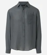 Camisa gris de viscosa con textura, cuello solapa, abotonado delantero y mangas largas.