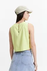 Musculosa color crudo estilo lino, con escote redondo.