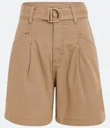 Short de sarga color tostado, de corte recto y cintura media. Presenta pliegues delanteros, bolsillos laterales y un cinturón integrado con hebilla mate del mismo tono.
