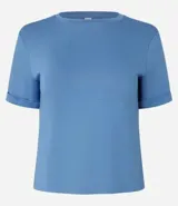 Blusa básica de cuello redondo y manga corta con detalle de dobladillo plegado. Confeccionada en tejido de viscosa con spandex, ofrece un ajuste cómodo y versátil.