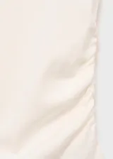 Camiseta sin mangas de cuello perkins, con diseño entallado y detalle de fruncidos laterales.