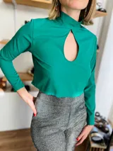 Top verde esmeralda con escote redondo y abertura en la espalda.