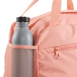Bolso deportivo Puma Phase Small color salmón con logo blanco estampado. Tiene doble asa de mano, cierre superior con cremallera y bolsillo lateral de malla.