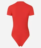 Body manga corta color borgoña, con cuello redondo medio y cierre inferior.