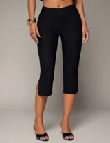 Pantalón capri negro de tiro alto y calce ajustado, con pequeños tajos laterales en los bajos.