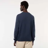 Sweater de punto fantasía color azul, con cuello redondo, mangas largas y puños acanalados.