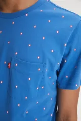 Remera azul de algodón con estampado de flores pequeñas en color blanco y bolsillo en el pecho.