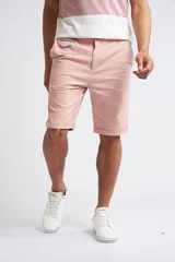 Bermuda tipo chino de gabardina, con cierre y botón frontal, bolsillos laterales y traseros, y dobladillo en el ruedo.