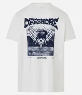 Remera de algodón color blanco, corte comfort, con cuello redondo y mangas cortas. Presenta un estampado grande en la espalda con la palabra "OFFSHORE" en tipografía ondulada y una imagen de una ola de mar con gráficos tribales en azul marino.