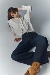 Jean de corte oxford tiro alto, confeccionado en denim confort azul oscuro con muy poco elastano. Presenta cierre y botón, y forrería estampada en los bolsillos.