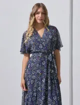 Vestido largo con estampado floral multicolor, escote en V cruzado, cintura elastizada con lazo de ajuste y forro interno. Marca Sandra Darren.