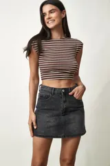 Minifalda de denim gris oscuro, con diseño clásico de cinco bolsillos, cierre frontal con botón y cremallera, y costuras pespuntadas a tono.