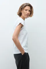 Remera de algodón color blanco, de corte clásico y manga corta, con detalle de strass en el borde de la manga.