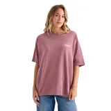Remera oversize color bordó con cuello redondo, mangas cortas caídas y pequeño estampado con la marca en el pecho.