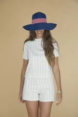 Sombrero de ala ancha color azul con cinta rosa.