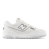 Championes New Balance 550 color crema con detalles en negro.