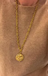 Collar de cadena de eslabones largos con dije circular de San Jose y el Niño Jesus en acabado dorado.