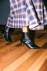 Botines de cuero con textura de cocodrilo, diseño de punta fina y taco chupete de altura media.