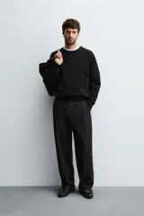 Jersey de punto de cashmere con corte regular fit, cuello redondo y manga larga. Presenta acabados en rib en puños y ruedo.