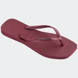 Ojotas Havaianas modelo Slim Square con puntera cuadrada, correas finas y logo metálico aplicado.