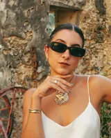 Brazalete rígido abierto de bronce con textura irregular.