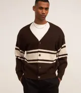 Cárdigan masculino de punto color marrón con rayas horizontales color crema, cuello en V, abotonado delantero y manga larga.