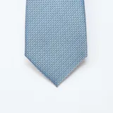 Corbata de satén color celeste con textura geométrica sutil.