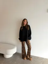 Pantalón de corte oxford con estampado animal print de leopardo, confeccionado en tejido morley, de tiro alto y ajuste elástico en la cintura.