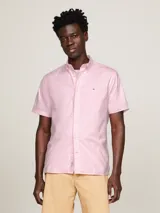 Camisa de manga corta Tommy Hilfiger confeccionada en popelina de algodón, con cuello abotonado y logo bordado en el pecho.