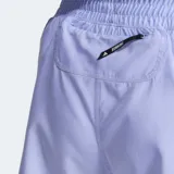 Short de running Adidas, color celeste claro con paneles laterales en azul más oscuro y tres franjas blancas reflectantes en el lateral. Presenta un corte deportivo y holgado.