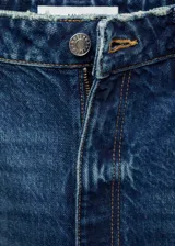Jeans de tiro alto con corte mom-fit, confeccionados en tejido de algodón estilo vaquero. Presentan cierre de cremallera y botón, trabillas para cinturón y diseño clásico de cinco bolsillos.