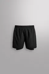 Short de running 2 en 1 color beige, confeccionado en tejido técnico ligero y elástico con malla interior integrada. Presenta cintura elástica ajustable con cordón, bolsillo trasero con cierre y aberturas laterales en el bajo.