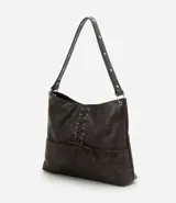 Cartera estilo hobo de cuero sintético color gris oscuro, con diseño de media luna y detalle de cordón cruzado con lazo regulable en el frente. Cuenta con bolsillos frontales funcionales, ojalillos metálicos y correa fija reforzada.