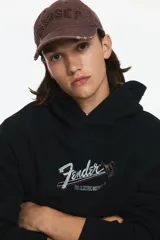 Sudadera con capucha y bolsillo canguro, color negro lavado, con estampado frontal que incluye el logo de Fender y un sombrero de vaquero.