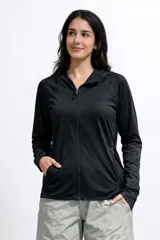 Campera deportiva negra con cierre frontal completo, capucha y bolsillos laterales. Confeccionada en tejido técnico elástico de secado rápido.
