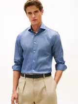 Camisa de manga larga azul con micro estampado texturizado, cuello clásico con tecnología Flex Collar y cierre frontal con botones.