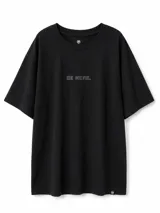 Remera negra de corte oversize y manga corta, con cuello redondo y estampa frontal minimalista en tono oscuro.