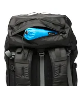 Mochila Wildwood Heights de 45L color negro con tecnología Omni-Shield, diseño amplio y compartimento principal con cierre de cordón ajustable.
