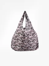 Bolsa tipo tote bag de tela ligera, con estampado abstracto en tonos rosados, negros y beige. Cuenta con asas integradas para llevar al hombro.